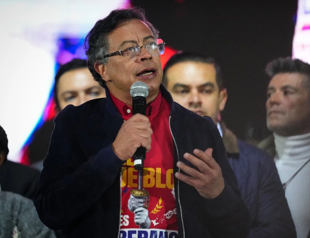 2025年10月24日,哥伦比亚总统佩特罗在首都波哥大的玻利瓦尔广场发表讲话。 新华社发(安德烈斯·莫雷诺摄)