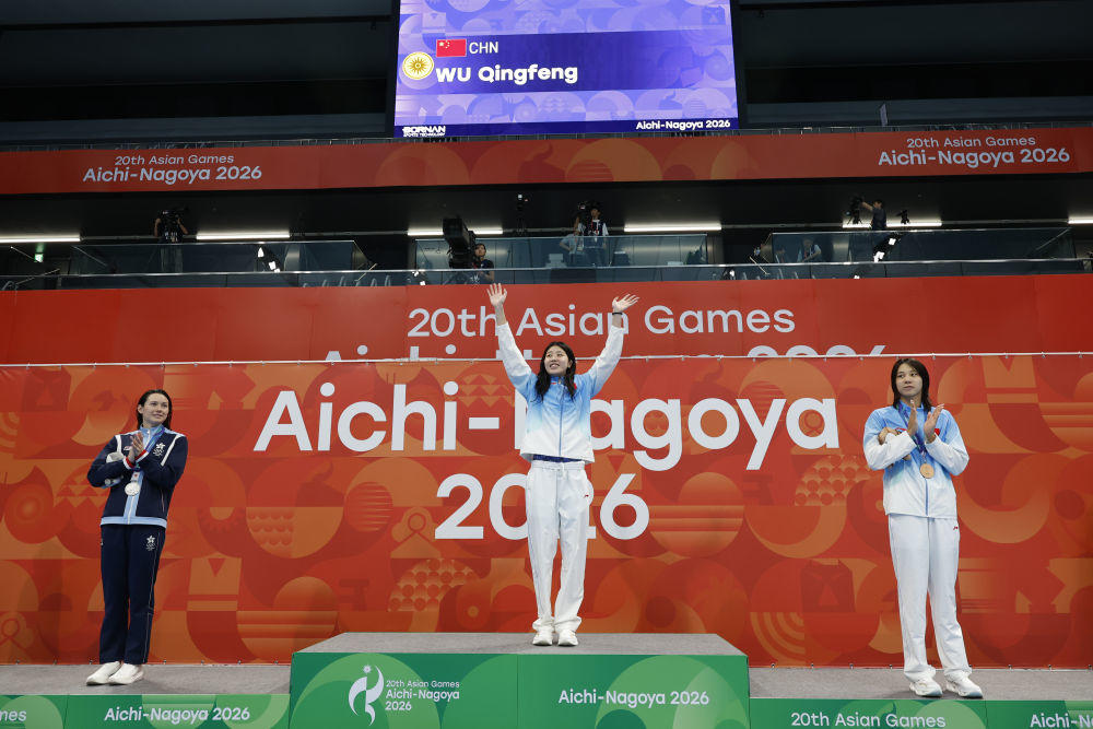 9月24日,冠军中国选手吴卿风(中)、亚军中国香港选手何诗蓓(左)和季军中国选手程玉洁在爱知·名古屋亚运会游泳项目女子50米自由泳颁奖仪式上。新华社记者 伍志尊 摄