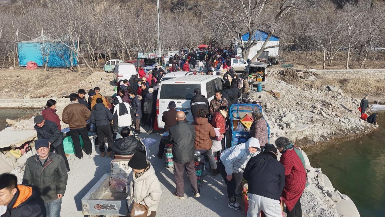 春节前，六道河大集人头攒动