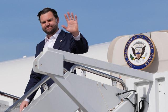 图| 2026年4月12日，美国马里兰州安德鲁斯联合基地，美国和伊朗谈判结束后，美国副总统万斯乘坐专机返回美国