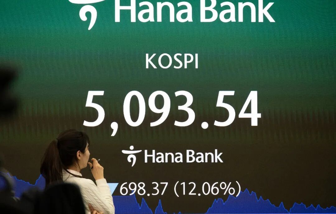 3月4日,韩国股市暴跌启动熔断,主要股指盘中跌幅超12% / 图源:新华社