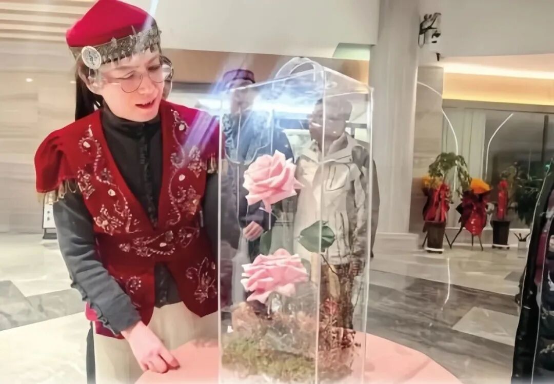 ·蔡艳飞与“娇龙”月季合影。(新华社)