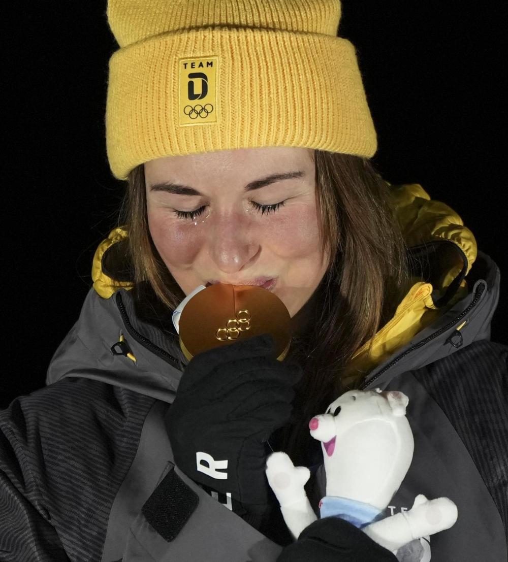 2月10日，冠军德国选手陶比茨在雪橇项目女子单人赛颁奖仪式上。新华社记者 李钢 摄