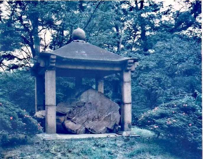 日本宫内厅公布的唐鸿胪井碑及碑亭在建安府的近景照片。 鸿胪书库供图