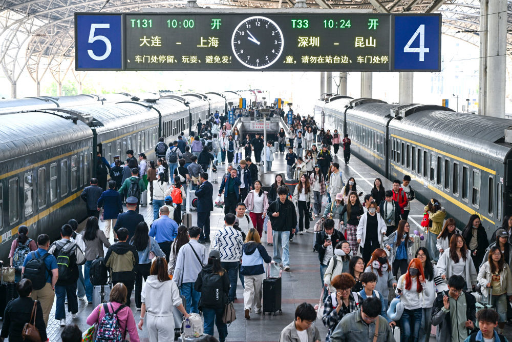 5月1日，旅客在南京火车站出行。新华社发（杨素平 摄）