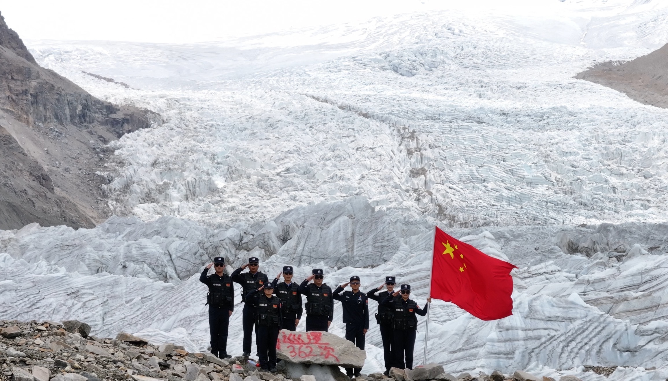 普玛江塘边境派出所民警开展冰川巡逻 徐道超摄