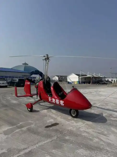 印有“天津豪客”字样的自转旋翼机