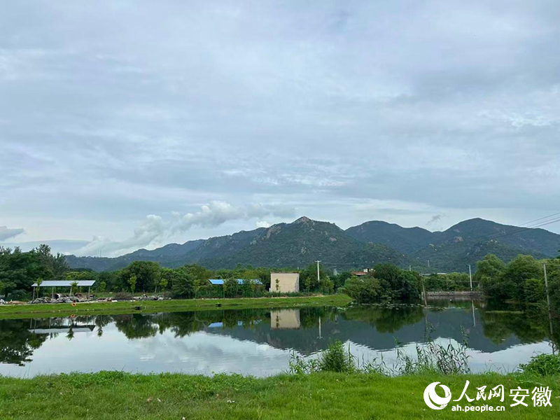 石塘湖“远山近湖”轻奢露营地一隅。人民网记者 陈若天摄