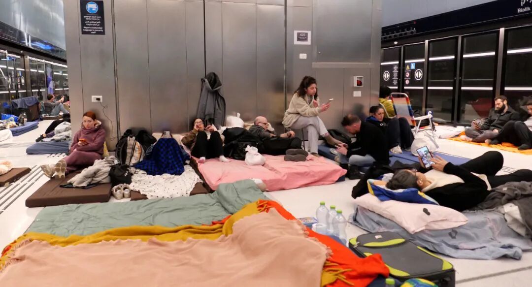3月11日,民众在以色列中部城市拉马特甘一处地铁站过夜 / 新华社发(吉尔·科恩·马根摄)