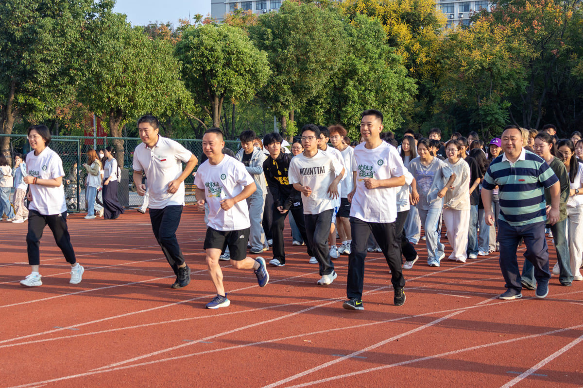 图为校长张俊、党委书记詹河焰与新生一起晨跑 摄影:杨芷若 (1).jpg