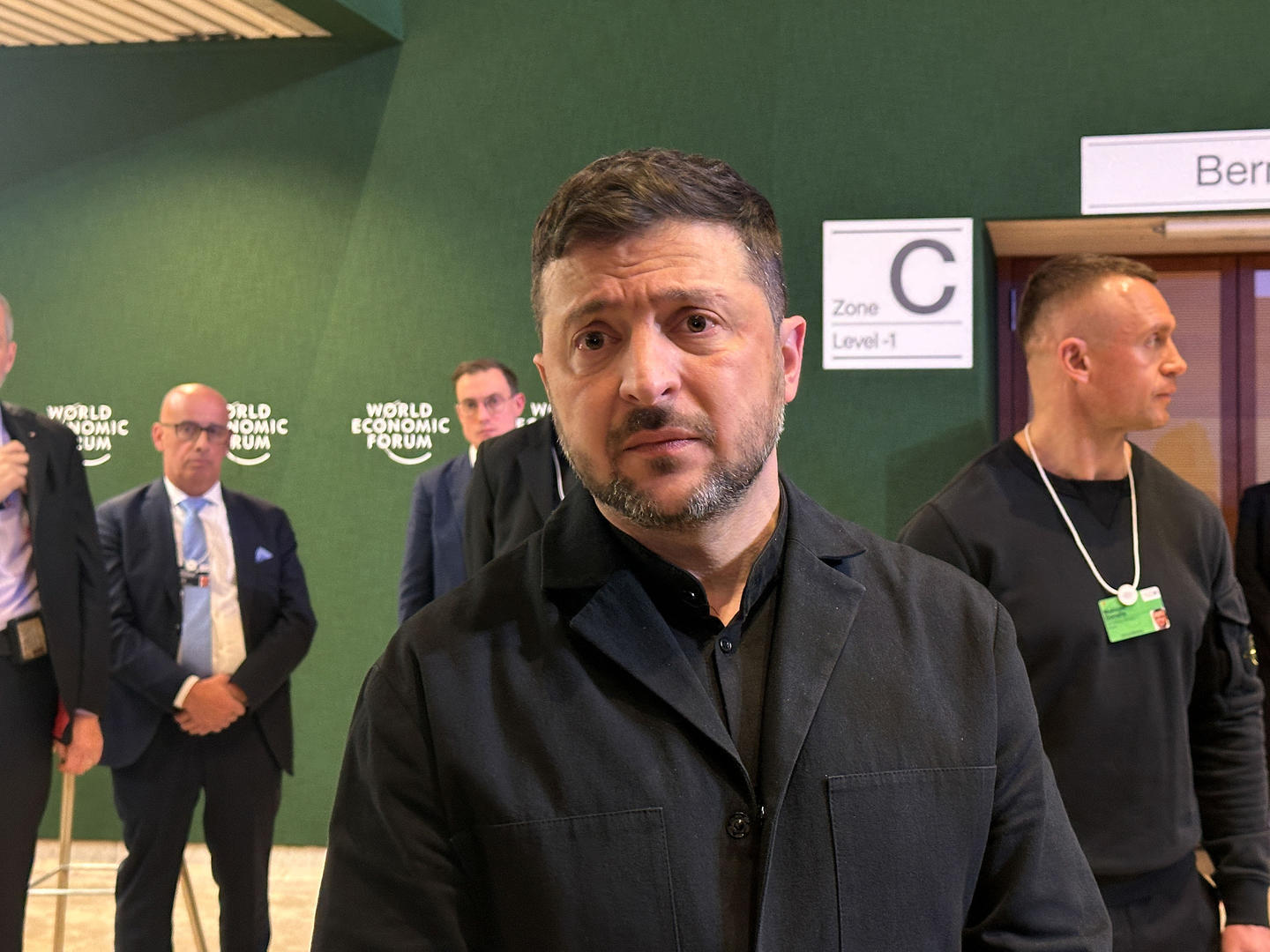 ▲当地时间2026年1月22日,瑞士达沃斯,乌克兰总统泽连斯基出席世界经济论坛年会后向媒体发表讲话 图据视觉中国