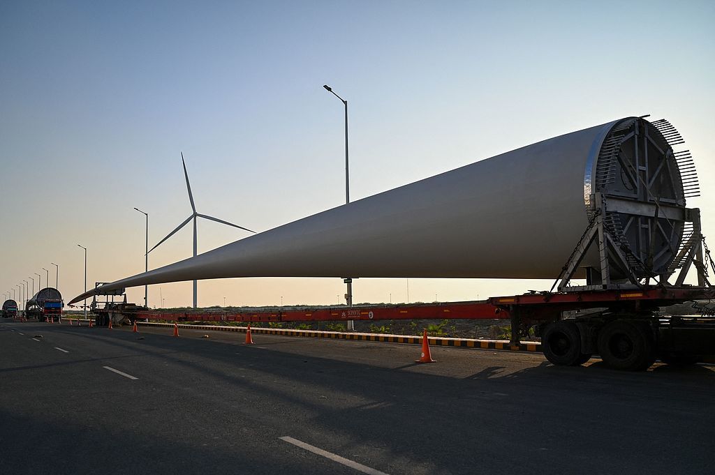 印度阿达尼集团生产的风力发电机叶片。（视觉中国）