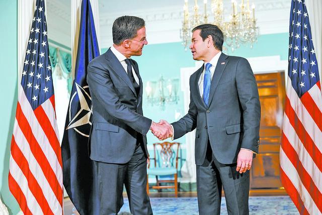 美国国务卿鲁比奥（右）8日在华盛顿会见北约秘书长吕特。
