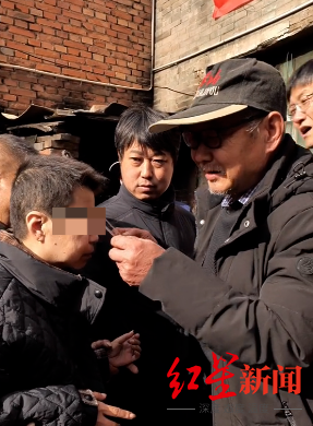 ▲回家后，老父亲给女儿戴上其读研究生时的眼镜