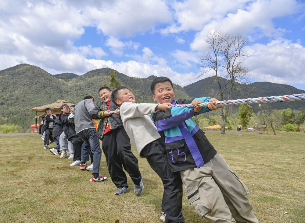 ↑4月3日，孩子们在重庆市酉阳土家族苗族自治县叠石花谷景区参加趣味拔河活动。新华社发（冉川摄）