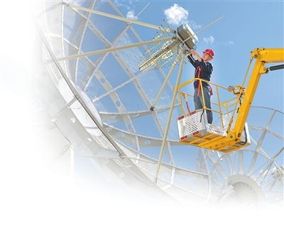 工作人员在位于四川省稻城县的子午工程二期进行设备运维。