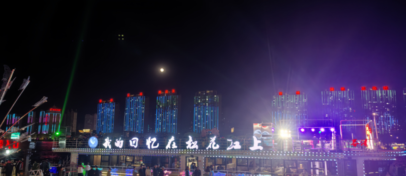 松江花月夜,游人如织,活力满满。孟海鹰/摄