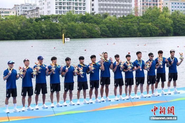 4月24日,在海南三亚举行的第六届亚洲沙滩运动会龙舟男子100米直道赛决赛中,中国台北队获季军。图为中国台北队在颁奖仪式上。中新网记者 骆云飞 摄