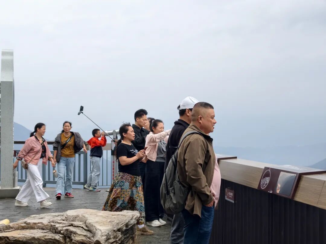 游客游览巫峡&middot;神女景区。鲁作炳 摄.jpg