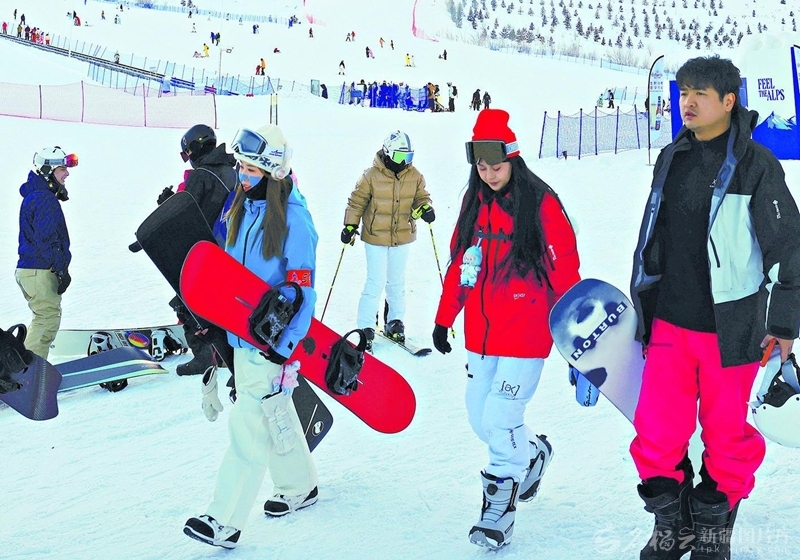 1月1日，阿勒泰将军山国际滑雪度假区迎来旅游高峰，众多滑雪爱好者齐聚这里，体验冰雪运动。阿尔达克&middot;拜斯汗摄