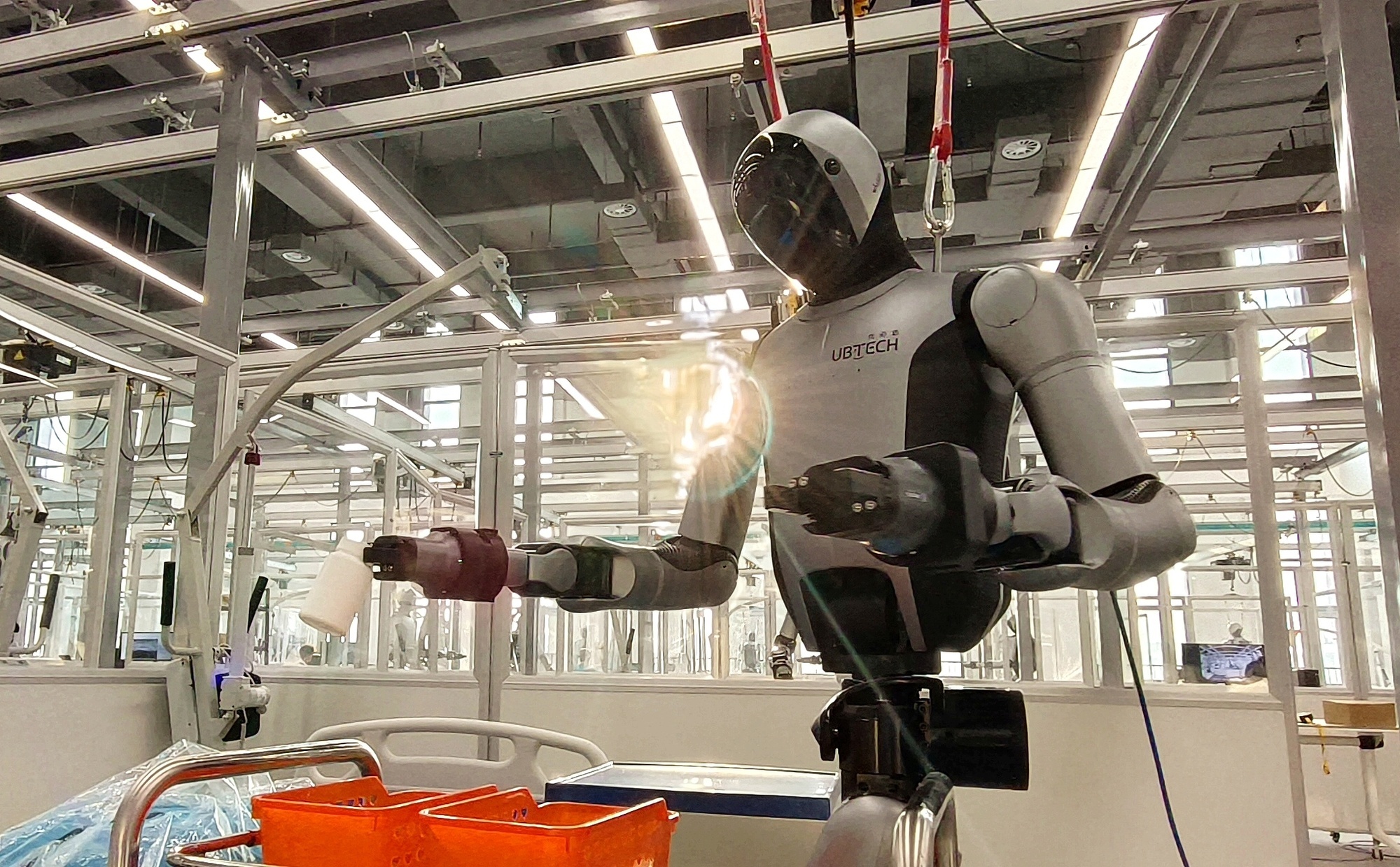 广西防城港：机器人搬运箱子