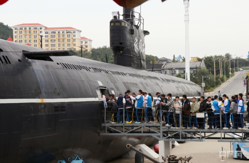 游客排队进入潜艇（央广网记者 刘培俊 摄）