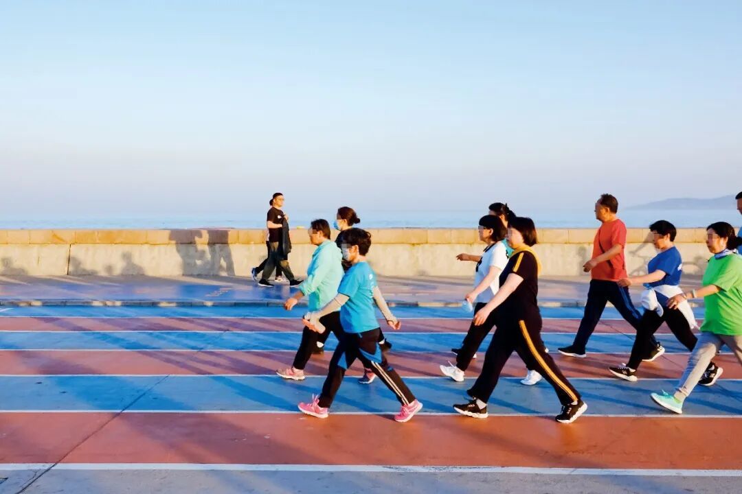 2021年6月，“暴走团”在山东青岛八大峡广场锻炼。图/视觉中国