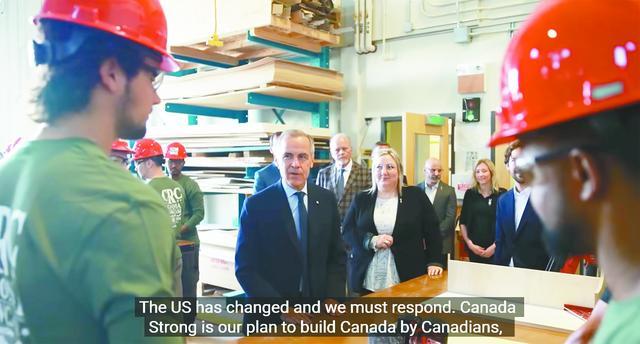 加总理卡尼19日发表视频讲话时表示，“美国已发生变化，我们必须作出回 应”。图为该视频里出现的卡尼视察加拿大工厂的画面。（卡尼社交媒体账号）