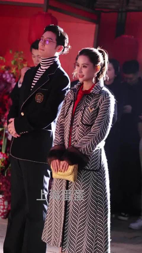 窦骁何超莲厨房互动秀恩爱如何炒股用杠杆，细节见证多年幸福婚姻