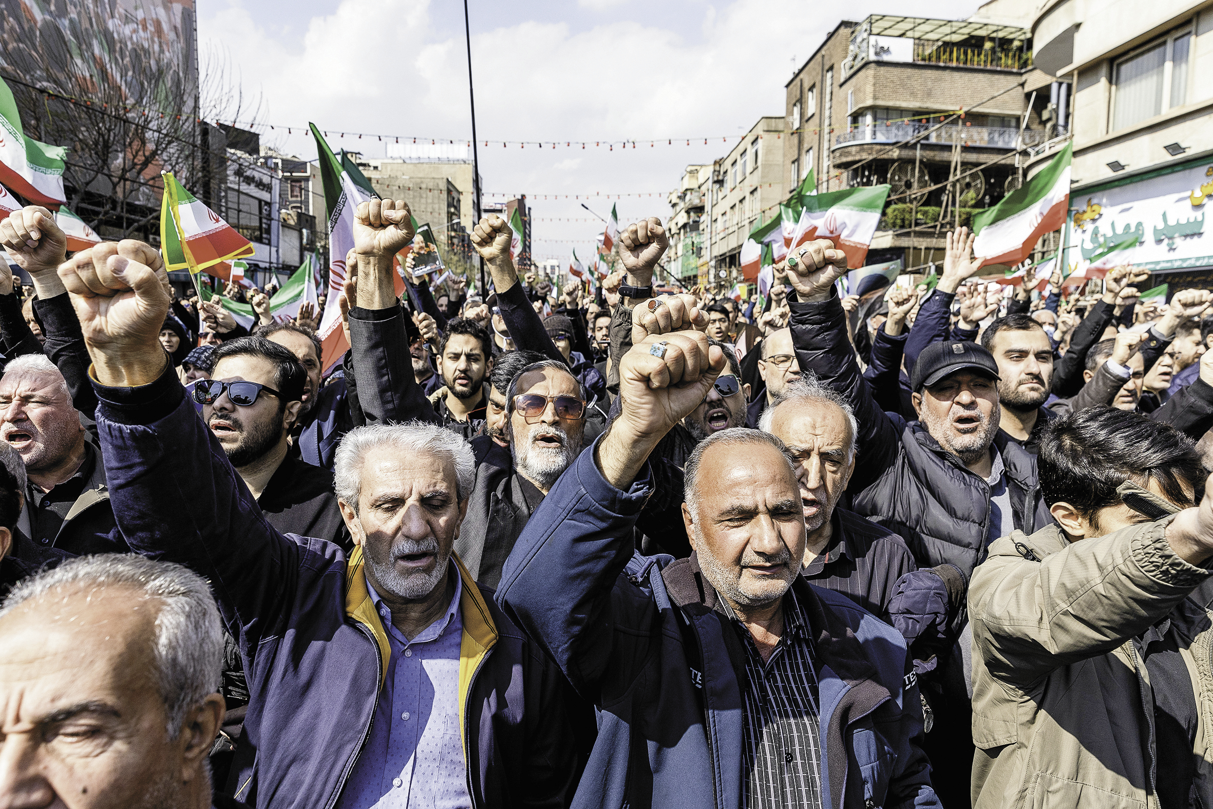 3月18日，伊朗德黑兰，民众手持伊朗国旗参加最高国家安全委员会秘书拉里贾尼的葬礼。他在以色列的袭击中遇难。（视觉中国）