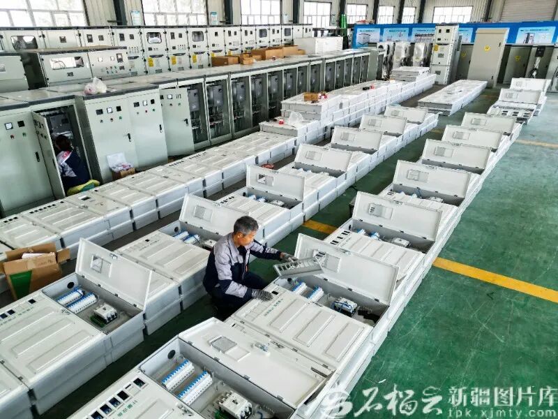 5月18日，新疆东新新能源科技有限公司组装车间，工人正在组装配电柜。常谊谊摄