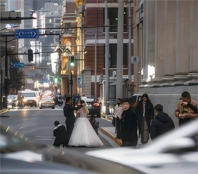 2023年2月28日,上海。一对情侣在拍摄婚纱照。(图 /CFP)