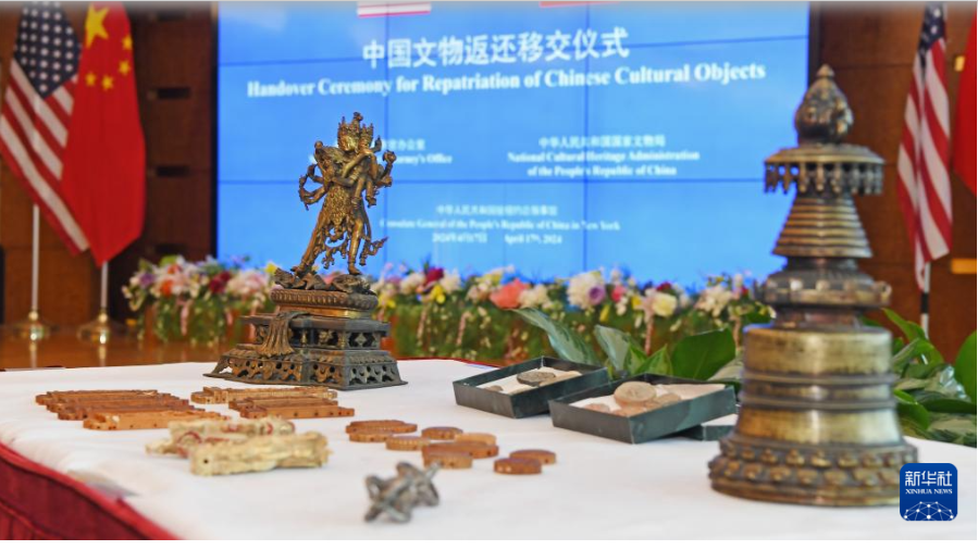 这是当时返还的部分文物艺术品。新华社记者 李睿 摄