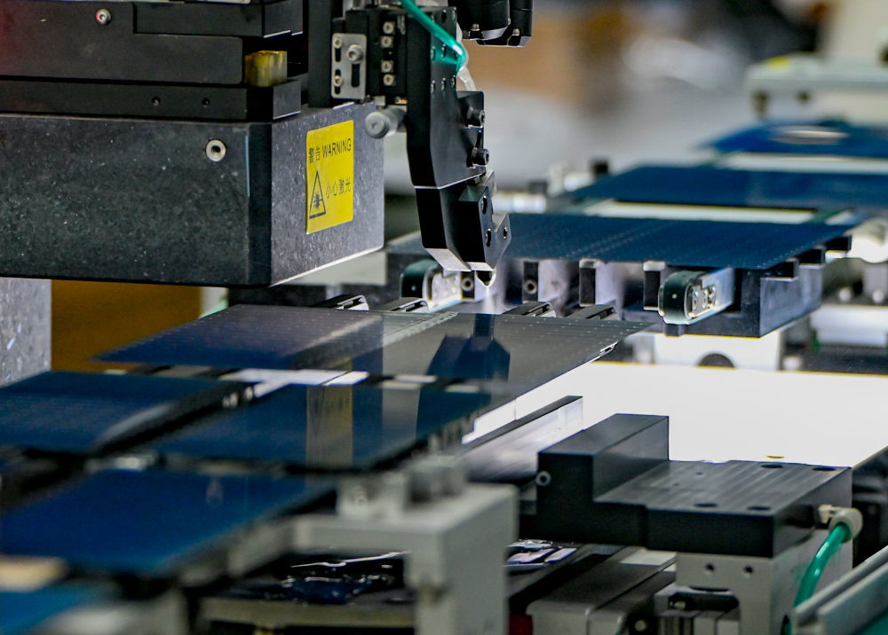 在新疆巴音郭楞蒙古自治州若羌县一家新能源有限公司,全自动划片机在切割光伏电池片(2025年9月22日摄)。“十四五”期间,电动汽车、光伏产品、锂电池等“新三样”产品2025年出口规模接近1.3万亿元,比2020年增长3.5倍。