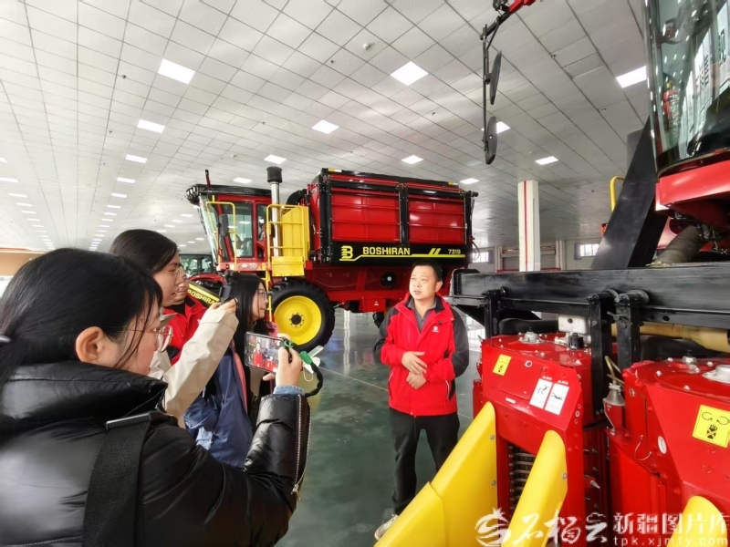 2025年10月22日,沙雅钵施然智能农机有限公司工作人员向媒体采访团介绍智能采棉机生产情况。郭文摄