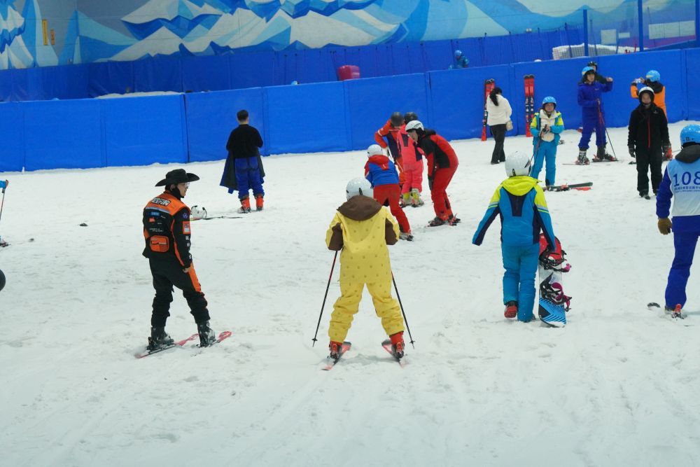 小朋友在昆明热雪奇迹室内滑雪场学滑雪↑