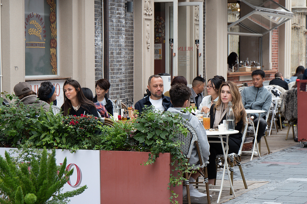 2025年11月3日,上海静安区丰盛里的各式餐厅聚集了众多食客。视觉中国 资料图