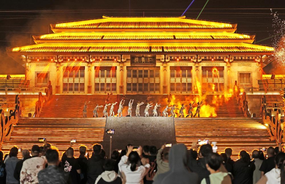 10月5日晚,游客在山东省临沂市郯城县郯国古城景区观看表演。 新华社发(张春雷摄)