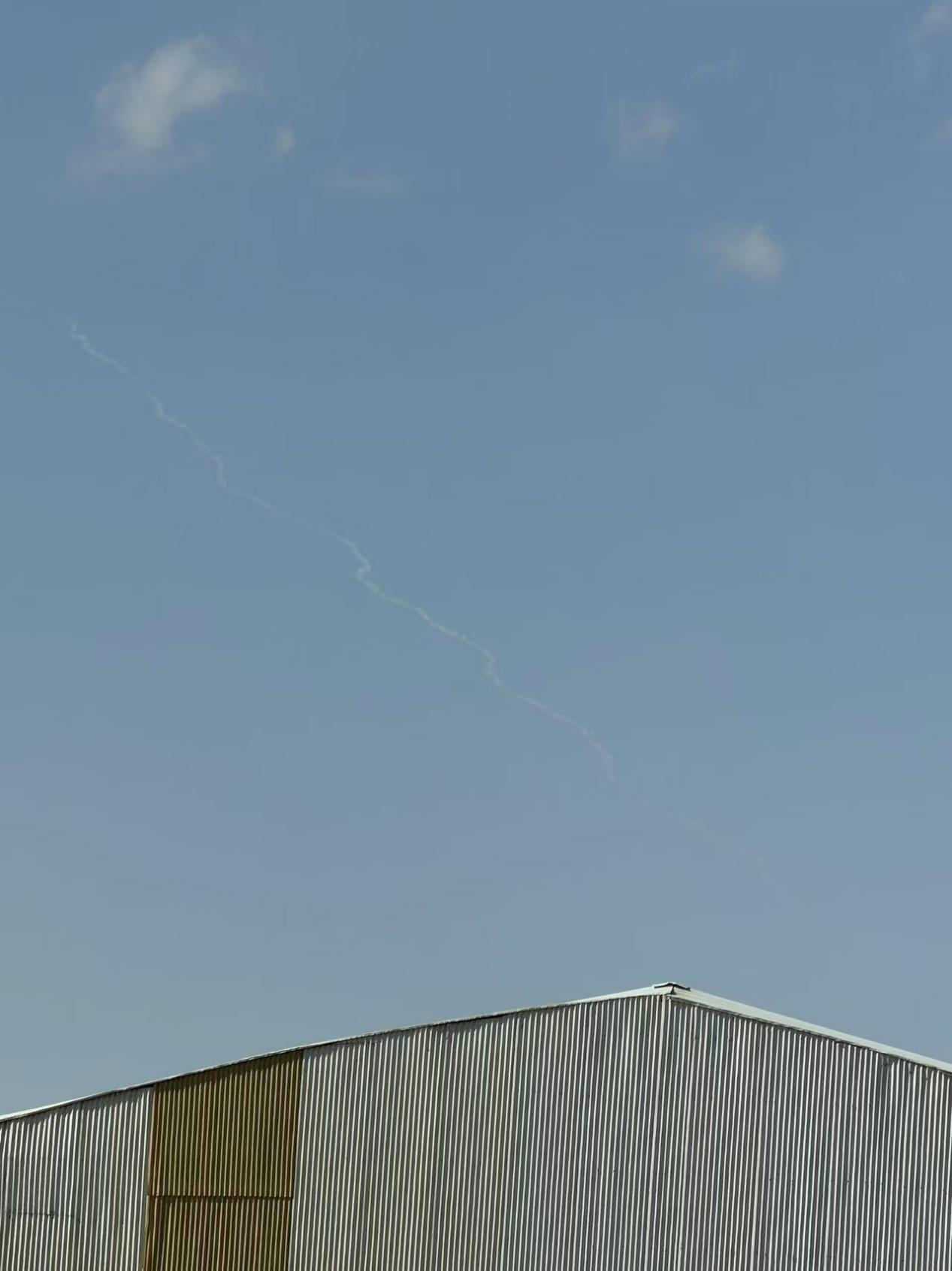 3月4日，伊朗东北部城市沙赫鲁德上空出现导弹飞过的轨迹云。曹海旺摄/环球网发