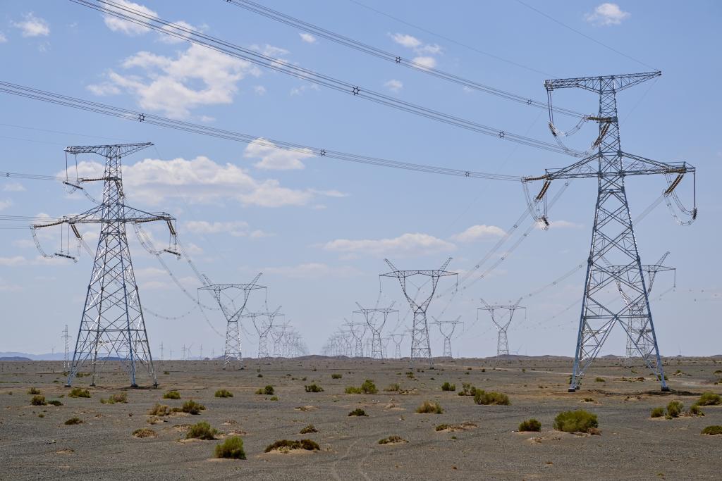 这是2025年6月10日拍摄的哈密—重庆&plusmn;800千伏特高压直流输电线路（无人机照片）。新华社记者丁磊 摄