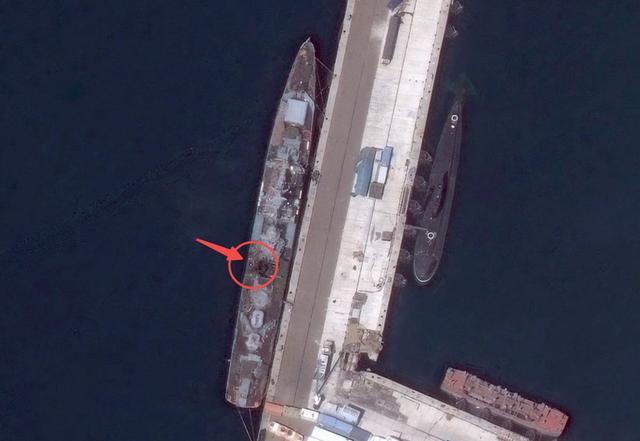 【烟囱被命中的1135"风暴海燕"型护卫舰】