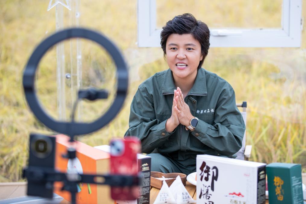 在黑龙江宁安市上官地村,陈雨佳在进行直播。新华社记者 张涛 摄