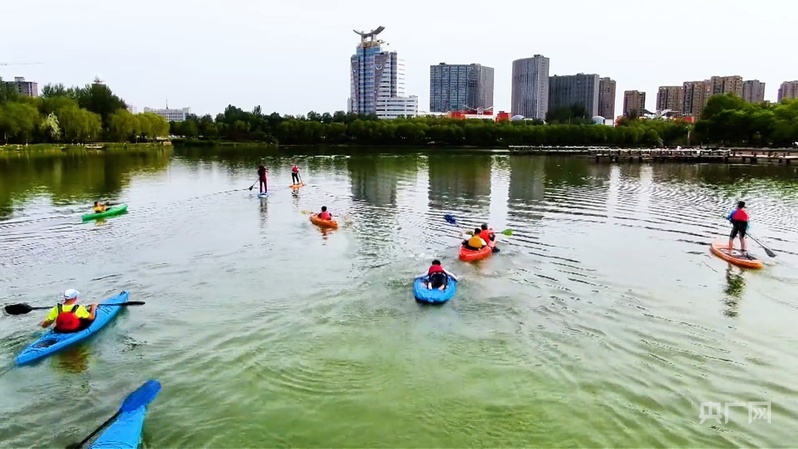 每到夏天,生态优美的典农河便成为市民休闲嬉戏的好去处(央广网记者 齐平 摄)