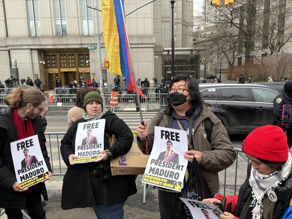 当地时间2026年1月5日,抗议者在美国纽约南区联邦地区法院外聚集,要求“释放马杜罗”(手机照片)。新华社记者 张凤国 摄