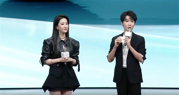 华为文书刘亦菲成鸿蒙智行智界品牌代言东谈主:一袭鎏金深V礼裙乘坐智界V9 太优雅