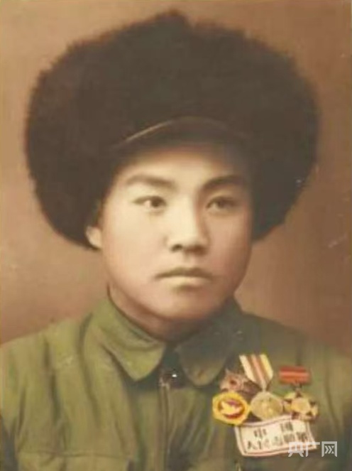 李维波年轻时的戎装照(央广网发 受访者供图)