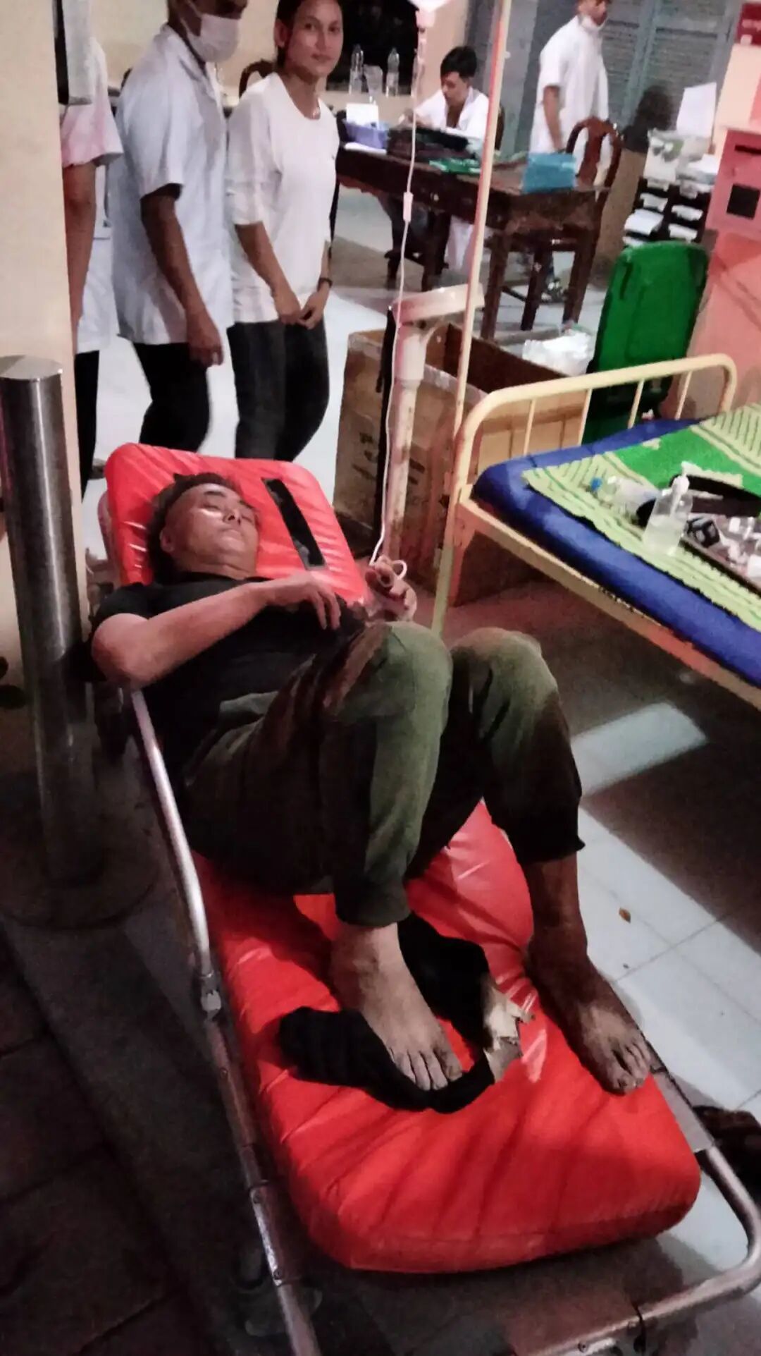 韩德伐被送往医院治疗(受访者供图)。