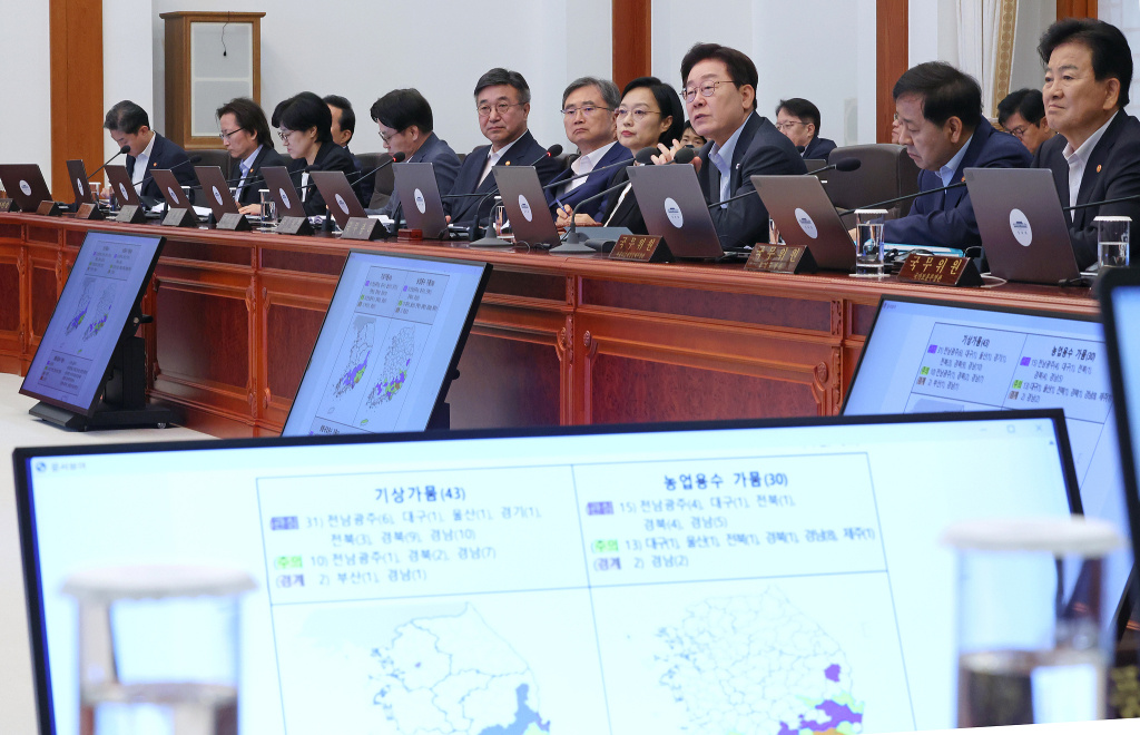 8月4日，韩国首尔，总统李在明在青瓦台举行的国务会议上就高温干旱应对情况发表讲话。视觉中国 图