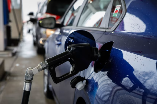 3 月 5 日，新泽西州恩格尔伍德克利夫斯的一家加油站，油泵荟萃着一辆汽车。