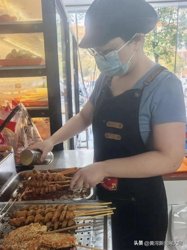 杨满娥在店里忙碌。图/四川日报